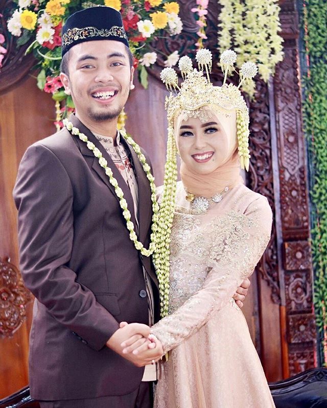 Senyumnya orang sedang happy itu memang lain yah...
