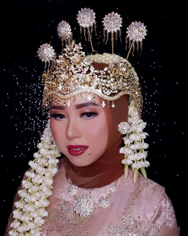 Sunda Siger hijab by @pim.makeupjogja 
Attire @shintapunjabi 
#ranggaladywedding #sundasigerhijab #sundasiger